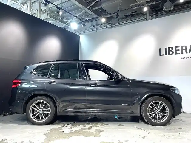 ＢＭＷ Ｘ３ xDrive20d Mスポーツ 道央・札幌 2018(平30)年 2.3万km ソフィスト・グレー・ブリリアント・エフェクト ドライビング・アシスト・プラス/・ACC/・ステアリング＆レーン・コントロール・アシスト/・アクティブ・サイド・コリジョン・プロテクション/・レーン・ディパーチャー・ウォーニング/・レーン・チェンジ・ウォーニング/・後車衝突警告機能/・クロス・トラフィック・ウォーニング/・前車接近警告機能/・衝突回避・被害軽減ブレーキ/19インチ・Mライト・アロイホイール・ダブルスポーク・スタイリング/黒革レザーシート/パワーシート（D/N）/メモリー付パワーシート（D）/シートヒーター（前席・後席）/パーキング・アシスト・プラス/アダプティブLEDヘッドライト/オートライト/ワイヤレスチャージング/純正ドライブレコーダー/テールゲート/レインセンサー/ETC/・保証書、取扱説明書（有）/・スペアキー×１