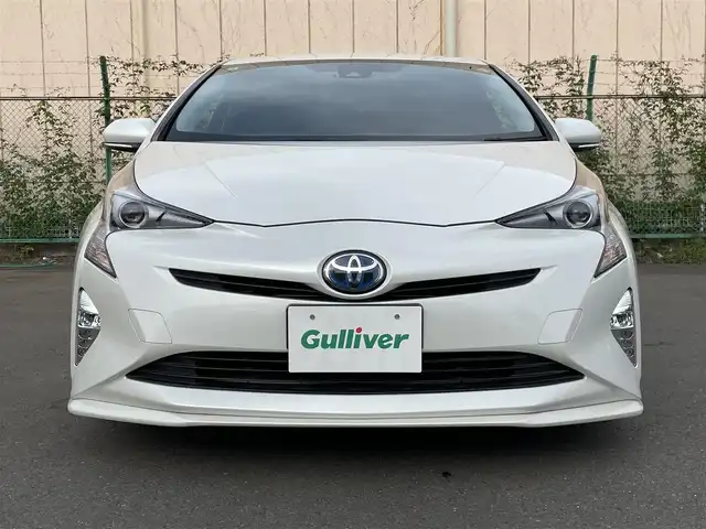 トヨタ プリウス S ツーリングセレクション 東京都 2016(平28)年 6.7万km ホワイトパールクリスタルシャイン 純正９型ナビ　/・Ｂｌｕｅｔｏｏｔｈ　/・フルセグ　/・ＣＤ／ＤＶＤ再生　/アルパインツィーター　/トヨタセーフティセンス　/・プリクラッシュセーフティ　/・レーンキープアシスト　/・バックカメラ　/・合皮シート　/・シートヒーター