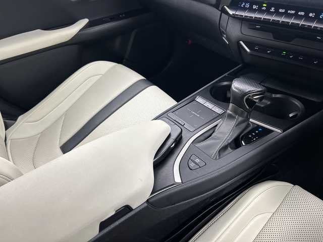 レクサス ＵＸ 250h Fスポーツ 鹿児島県 2018(平30)年 6.4万km ヒートブルーコントラストレイヤリング 純正10型ナビ/サンルーフ/三眼LEDヘッドライト/全方位カメラ/レーダークルーズコントロール/シートヒーター/エアシート/バックカメラ/パワーシート/ヘッドアップディスプレイ/コーナーセンサー/純正アルミホイール/ルーフレール/ETC2.0/ブラインドスポットモニター/パドルシフト/ステアリングヒーター/オートマチックハイビーム/ドライブレコーダー/衝突軽減システム/フルセグ/CD DVD/Bluetooth/ステアリングスイッチ/スマートキー/プッシュスタート