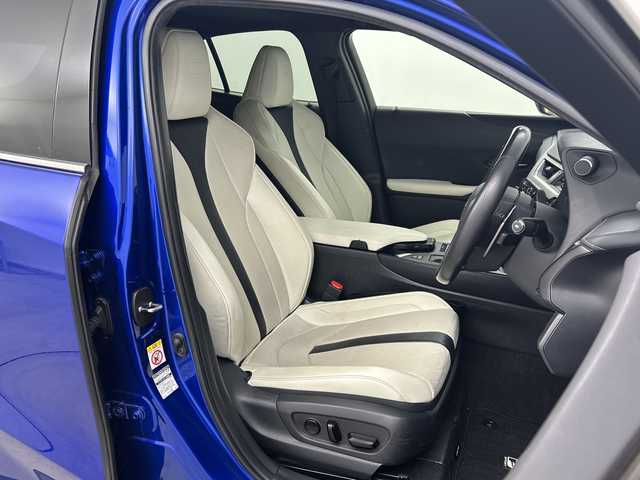 レクサス ＵＸ 250h Fスポーツ 鹿児島県 2018(平30)年 6.4万km ヒートブルーコントラストレイヤリング 純正10型ナビ/サンルーフ/三眼LEDヘッドライト/全方位カメラ/レーダークルーズコントロール/シートヒーター/エアシート/バックカメラ/パワーシート/ヘッドアップディスプレイ/コーナーセンサー/純正アルミホイール/ルーフレール/ETC2.0/ブラインドスポットモニター/パドルシフト/ステアリングヒーター/オートマチックハイビーム/ドライブレコーダー/衝突軽減システム/フルセグ/CD DVD/Bluetooth/ステアリングスイッチ/スマートキー/プッシュスタート
