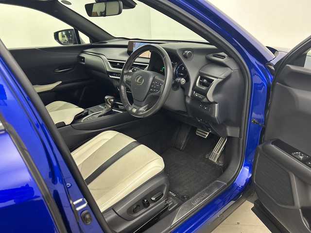 レクサス ＵＸ 250h Fスポーツ 鹿児島県 2018(平30)年 6.4万km ヒートブルーコントラストレイヤリング 純正10型ナビ/サンルーフ/三眼LEDヘッドライト/全方位カメラ/レーダークルーズコントロール/シートヒーター/エアシート/バックカメラ/パワーシート/ヘッドアップディスプレイ/コーナーセンサー/純正アルミホイール/ルーフレール/ETC2.0/ブラインドスポットモニター/パドルシフト/ステアリングヒーター/オートマチックハイビーム/ドライブレコーダー/衝突軽減システム/フルセグ/CD DVD/Bluetooth/ステアリングスイッチ/スマートキー/プッシュスタート