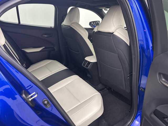 レクサス ＵＸ 250h Fスポーツ 鹿児島県 2018(平30)年 6.4万km ヒートブルーコントラストレイヤリング 純正10型ナビ/サンルーフ/三眼LEDヘッドライト/全方位カメラ/レーダークルーズコントロール/シートヒーター/エアシート/バックカメラ/パワーシート/ヘッドアップディスプレイ/コーナーセンサー/純正アルミホイール/ルーフレール/ETC2.0/ブラインドスポットモニター/パドルシフト/ステアリングヒーター/オートマチックハイビーム/ドライブレコーダー/衝突軽減システム/フルセグ/CD DVD/Bluetooth/ステアリングスイッチ/スマートキー/プッシュスタート