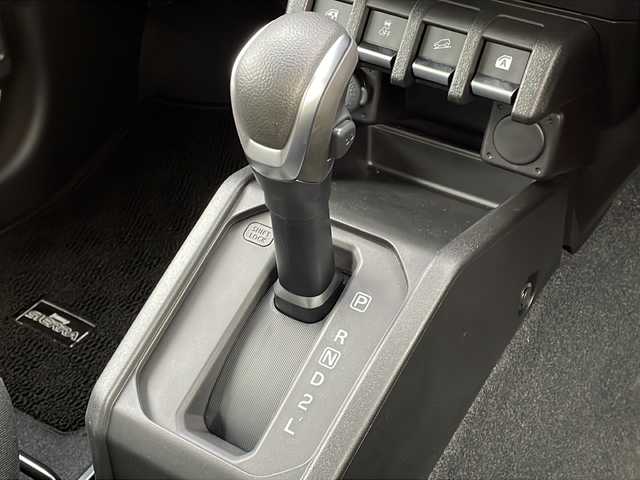 スズキ ジムニー シエラ JC 青森県 2024(令6)年 0.1万km シフォンアイボリーM 4WD/社外8インチメモリナビ・フルセグTV/CD・DVD・Bluetooth・SD/前席シートヒーター/セーフティサポート/デュアルセンサーブレーキサポート/車線逸脱警報/ハイビームアシスト/クルーズコントロール/ドアミラーヒーター/ETC/LEDヘッドライト/フォグランプ/純正15インチアルミ/プッシュスタート/スマートキー