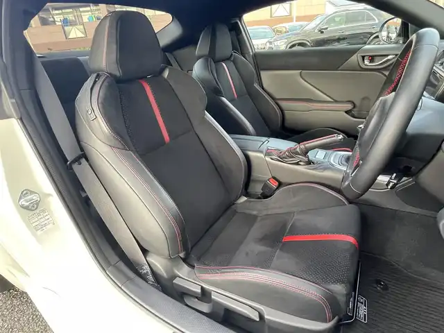 スバル ＢＲＺ S 福岡県 2022(令4)年 2万km クリスタルホワイトP MT車/アルパインメモリナビ【7DNFX2】/　(AM/FM/CD/DVD/Bluetooth/フルセグTV)/バックカメラ/後側方警戒支援/クルーズコントロール/ステアリング連動ヘッドランプ/横滑り防止/純正18インチアルミホイール/Panasonic前方ドライブレコーダー【CA-DR03TDFA】/Panasonic ETC2.0【H0012FL230】/ヒーテッドドアミラー/革巻きステアリング/パドルシフト/ステアリングスイッチ/TRACKモード/黒ハーフレザーシート/シートヒーター(D/N)/純正フロアマット/プッシュスタート/USBポート/アクセサリーソケット/ISOFIX/スペアキー×1/保証書/取扱説明書/ナビ取扱説明書