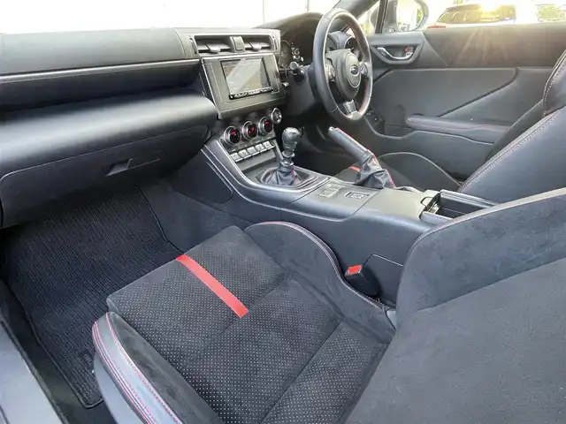 スバル ＢＲＺ S 福岡県 2022(令4)年 2万km クリスタルホワイトP MT車/アルパインメモリナビ【7DNFX2】/　(AM/FM/CD/DVD/Bluetooth/フルセグTV)/バックカメラ/後側方警戒支援/クルーズコントロール/ステアリング連動ヘッドランプ/横滑り防止/純正18インチアルミホイール/Panasonic前方ドライブレコーダー【CA-DR03TDFA】/Panasonic ETC2.0【H0012FL230】/ヒーテッドドアミラー/革巻きステアリング/パドルシフト/ステアリングスイッチ/TRACKモード/黒ハーフレザーシート/シートヒーター(D/N)/純正フロアマット/プッシュスタート/USBポート/アクセサリーソケット/ISOFIX/スペアキー×1/保証書/取扱説明書/ナビ取扱説明書