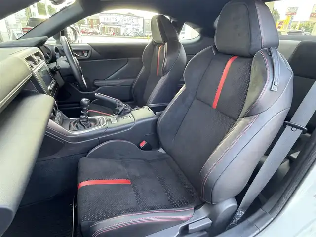 スバル ＢＲＺ S 福岡県 2022(令4)年 2万km クリスタルホワイトP MT車/アルパインメモリナビ【7DNFX2】/　(AM/FM/CD/DVD/Bluetooth/フルセグTV)/バックカメラ/後側方警戒支援/クルーズコントロール/ステアリング連動ヘッドランプ/横滑り防止/純正18インチアルミホイール/Panasonic前方ドライブレコーダー【CA-DR03TDFA】/Panasonic ETC2.0【H0012FL230】/ヒーテッドドアミラー/革巻きステアリング/パドルシフト/ステアリングスイッチ/TRACKモード/黒ハーフレザーシート/シートヒーター(D/N)/純正フロアマット/プッシュスタート/USBポート/アクセサリーソケット/ISOFIX/スペアキー×1/保証書/取扱説明書/ナビ取扱説明書