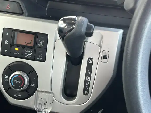 ダイハツ ウェイク X ファインセレクション SA 静岡県 2016(平28)年 6.9万km パールホワイトⅢ 社外SDナビ/フルセグTV/AM/FM/CD/BT/UVカットガラス/片側パワースライドドア/フロントベンチシート/床下ラゲージボックス/アイドリングストップ/スマートキー/バックカメラ/ETC/純正14インチAW/SRSエアバッグ/横滑り防止装置/衝突被害軽減システム/ドライブレコーダー/保証書/記録簿