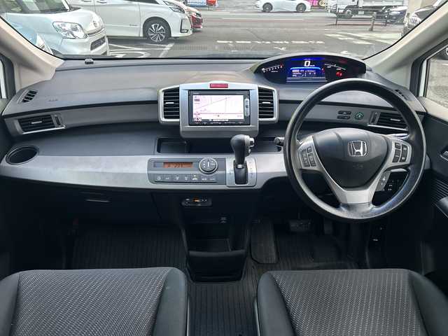 ホンダ フリード ハイブリット ジャストセレクション 福岡県 2013(平25)年 15.1万km ホワイトオーキッドパール 純正フロアマット/純正ナビ/FM/AM/CD/DVD/USB/ipod/SD/Bluetoothオーディオ/TV（ワンセグ）/AUX/ETC/パワースライドドア（左右）/オートライト/クルーズコントロール/横滑り防止/ドライブレコーダー（前後）SDあり/電動格納ミラー