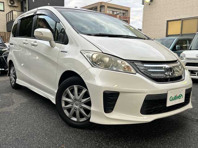 ホンダ フリード ハイブリット ジャストセレクション 福岡県 2013(平25)年 15.1万km ホワイトオーキッドパール 純正フロアマット/純正ナビ/FM/AM/CD/DVD/USB/ipod/SD/Bluetoothオーディオ/TV（ワンセグ）/AUX/ETC/パワースライドドア（左右）/オートライト/クルーズコントロール/横滑り防止/ドライブレコーダー（前後）SDあり/電動格納ミラー