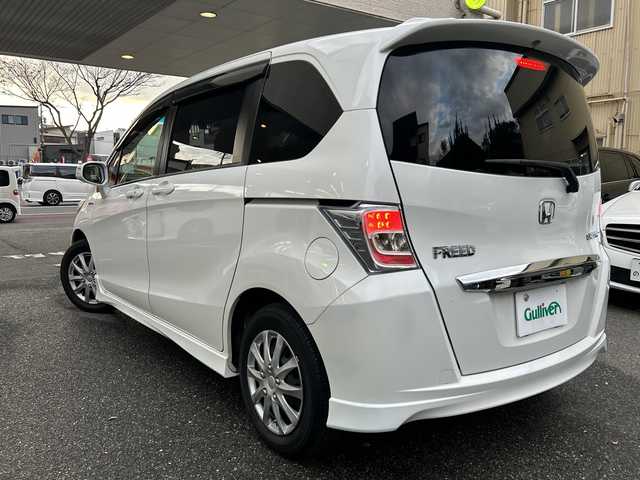 ホンダ フリード ハイブリット ジャストセレクション 福岡県 2013(平25)年 15.1万km ホワイトオーキッドパール 純正フロアマット/純正ナビ/FM/AM/CD/DVD/USB/ipod/SD/Bluetoothオーディオ/TV（ワンセグ）/AUX/ETC/パワースライドドア（左右）/オートライト/クルーズコントロール/横滑り防止/ドライブレコーダー（前後）SDあり/電動格納ミラー