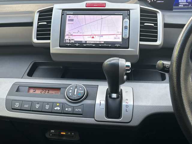 ホンダ フリード ハイブリット ジャストセレクション 福岡県 2013(平25)年 15.1万km ホワイトオーキッドパール 純正フロアマット/純正ナビ/FM/AM/CD/DVD/USB/ipod/SD/Bluetoothオーディオ/TV（ワンセグ）/AUX/ETC/パワースライドドア（左右）/オートライト/クルーズコントロール/横滑り防止/ドライブレコーダー（前後）SDあり/電動格納ミラー