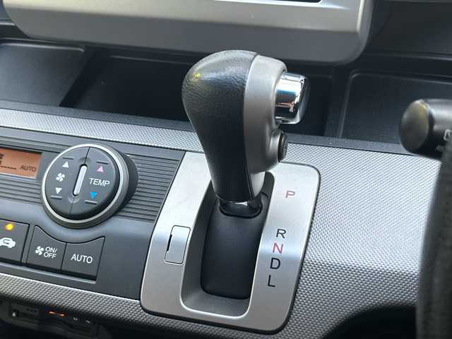 ホンダ フリード ハイブリット ジャストセレクション 福岡県 2013(平25)年 15.1万km ホワイトオーキッドパール 純正フロアマット/純正ナビ/FM/AM/CD/DVD/USB/ipod/SD/Bluetoothオーディオ/TV（ワンセグ）/AUX/ETC/パワースライドドア（左右）/オートライト/クルーズコントロール/横滑り防止/ドライブレコーダー（前後）SDあり/電動格納ミラー