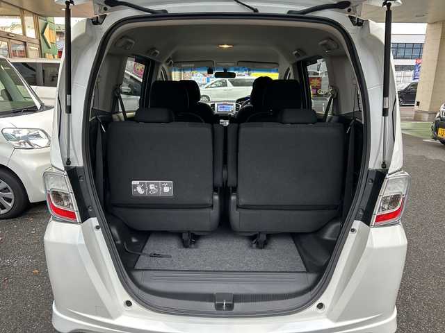 ホンダ フリード ハイブリット ジャストセレクション 福岡県 2013(平25)年 15.1万km ホワイトオーキッドパール 純正フロアマット/純正ナビ/FM/AM/CD/DVD/USB/ipod/SD/Bluetoothオーディオ/TV（ワンセグ）/AUX/ETC/パワースライドドア（左右）/オートライト/クルーズコントロール/横滑り防止/ドライブレコーダー（前後）SDあり/電動格納ミラー