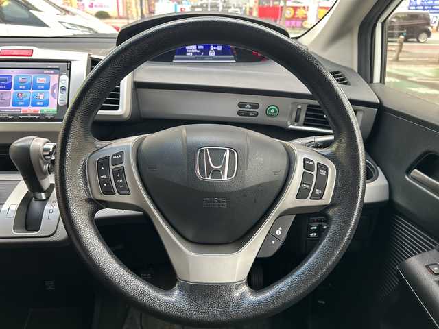 ホンダ フリード ハイブリット ジャストセレクション 福岡県 2013(平25)年 15.1万km ホワイトオーキッドパール 純正フロアマット/純正ナビ/FM/AM/CD/DVD/USB/ipod/SD/Bluetoothオーディオ/TV（ワンセグ）/AUX/ETC/パワースライドドア（左右）/オートライト/クルーズコントロール/横滑り防止/ドライブレコーダー（前後）SDあり/電動格納ミラー