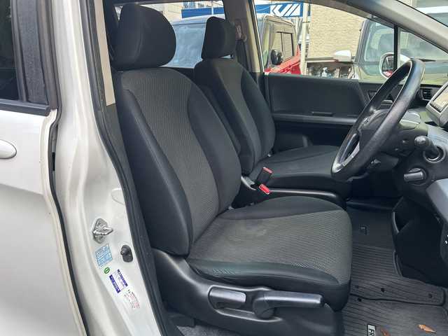 ホンダ フリード ハイブリット ジャストセレクション 福岡県 2013(平25)年 15.1万km ホワイトオーキッドパール 純正フロアマット/純正ナビ/FM/AM/CD/DVD/USB/ipod/SD/Bluetoothオーディオ/TV（ワンセグ）/AUX/ETC/パワースライドドア（左右）/オートライト/クルーズコントロール/横滑り防止/ドライブレコーダー（前後）SDあり/電動格納ミラー