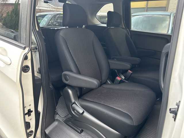 ホンダ フリード ハイブリット ジャストセレクション 福岡県 2013(平25)年 15.1万km ホワイトオーキッドパール 純正フロアマット/純正ナビ/FM/AM/CD/DVD/USB/ipod/SD/Bluetoothオーディオ/TV（ワンセグ）/AUX/ETC/パワースライドドア（左右）/オートライト/クルーズコントロール/横滑り防止/ドライブレコーダー（前後）SDあり/電動格納ミラー