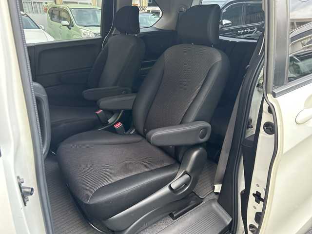 ホンダ フリード ハイブリット ジャストセレクション 福岡県 2013(平25)年 15.1万km ホワイトオーキッドパール 純正フロアマット/純正ナビ/FM/AM/CD/DVD/USB/ipod/SD/Bluetoothオーディオ/TV（ワンセグ）/AUX/ETC/パワースライドドア（左右）/オートライト/クルーズコントロール/横滑り防止/ドライブレコーダー（前後）SDあり/電動格納ミラー