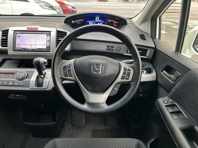 ホンダ フリード ハイブリット ジャストセレクション 福岡県 2013(平25)年 15.1万km ホワイトオーキッドパール 純正フロアマット/純正ナビ/FM/AM/CD/DVD/USB/ipod/SD/Bluetoothオーディオ/TV（ワンセグ）/AUX/ETC/パワースライドドア（左右）/オートライト/クルーズコントロール/横滑り防止/ドライブレコーダー（前後）SDあり/電動格納ミラー