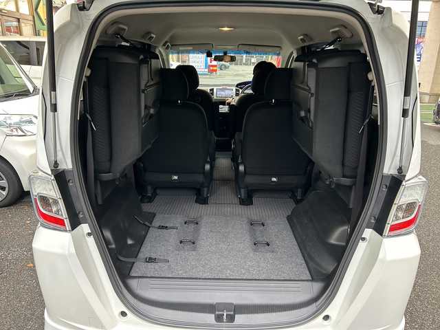 ホンダ フリード ハイブリット ジャストセレクション 福岡県 2013(平25)年 15.1万km ホワイトオーキッドパール 純正フロアマット/純正ナビ/FM/AM/CD/DVD/USB/ipod/SD/Bluetoothオーディオ/TV（ワンセグ）/AUX/ETC/パワースライドドア（左右）/オートライト/クルーズコントロール/横滑り防止/ドライブレコーダー（前後）SDあり/電動格納ミラー