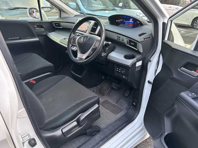 ホンダ フリード ハイブリット ジャストセレクション 福岡県 2013(平25)年 15.1万km ホワイトオーキッドパール 純正フロアマット/純正ナビ/FM/AM/CD/DVD/USB/ipod/SD/Bluetoothオーディオ/TV（ワンセグ）/AUX/ETC/パワースライドドア（左右）/オートライト/クルーズコントロール/横滑り防止/ドライブレコーダー（前後）SDあり/電動格納ミラー