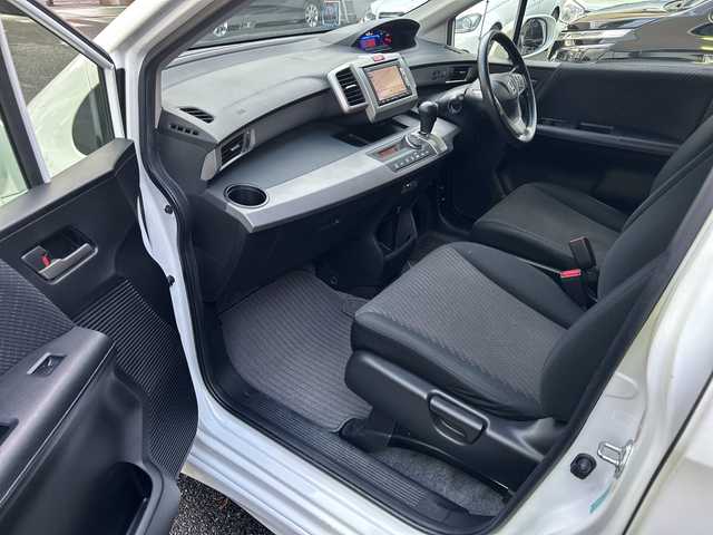 ホンダ フリード ハイブリット ジャストセレクション 福岡県 2013(平25)年 15.1万km ホワイトオーキッドパール 純正フロアマット/純正ナビ/FM/AM/CD/DVD/USB/ipod/SD/Bluetoothオーディオ/TV（ワンセグ）/AUX/ETC/パワースライドドア（左右）/オートライト/クルーズコントロール/横滑り防止/ドライブレコーダー（前後）SDあり/電動格納ミラー