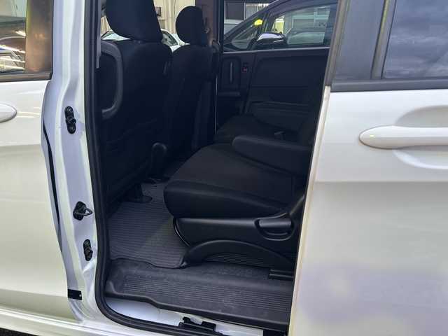 ホンダ フリード ハイブリット ジャストセレクション 福岡県 2013(平25)年 15.1万km ホワイトオーキッドパール 純正フロアマット/純正ナビ/FM/AM/CD/DVD/USB/ipod/SD/Bluetoothオーディオ/TV（ワンセグ）/AUX/ETC/パワースライドドア（左右）/オートライト/クルーズコントロール/横滑り防止/ドライブレコーダー（前後）SDあり/電動格納ミラー