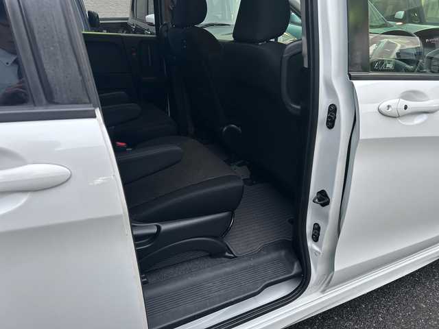 ホンダ フリード ハイブリット ジャストセレクション 福岡県 2013(平25)年 15.1万km ホワイトオーキッドパール 純正フロアマット/純正ナビ/FM/AM/CD/DVD/USB/ipod/SD/Bluetoothオーディオ/TV（ワンセグ）/AUX/ETC/パワースライドドア（左右）/オートライト/クルーズコントロール/横滑り防止/ドライブレコーダー（前後）SDあり/電動格納ミラー