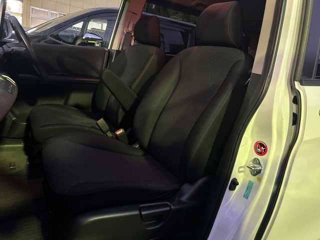 ホンダ フリード ハイブリット ジャストセレクション 福岡県 2013(平25)年 15.1万km ホワイトオーキッドパール 純正フロアマット/純正ナビ/FM/AM/CD/DVD/USB/ipod/SD/Bluetoothオーディオ/TV（ワンセグ）/AUX/ETC/パワースライドドア（左右）/オートライト/クルーズコントロール/横滑り防止/ドライブレコーダー（前後）SDあり/電動格納ミラー