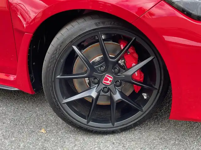 ホンダ シビック タイプR レーシングブラックPKG 神奈川県 2025(令7)年 0.1千km フレームレッド 純正メモリーナビ・地デジTV/バックモニター/ビルトインETC2.0/純正USB/BT再生/ワイヤレス充電/純正19インチAW/ブレンボブレーキ/LEDヘッドライト/ホンダセンシング/レーダークルーズコントロール/衝突軽減ブレーキ/LKA/BSM/コーナーセンサー/純正フロアマット/プッシュスタート/スマートキー×2/保証書・取説あり