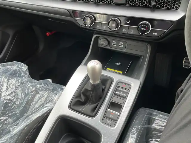 ホンダ シビック タイプR レーシングブラックPKG 神奈川県 2025(令7)年 0.1千km フレームレッド 純正メモリーナビ・地デジTV/バックモニター/ビルトインETC2.0/純正USB/BT再生/ワイヤレス充電/純正19インチAW/ブレンボブレーキ/LEDヘッドライト/ホンダセンシング/レーダークルーズコントロール/衝突軽減ブレーキ/LKA/BSM/コーナーセンサー/純正フロアマット/プッシュスタート/スマートキー×2/保証書・取説あり