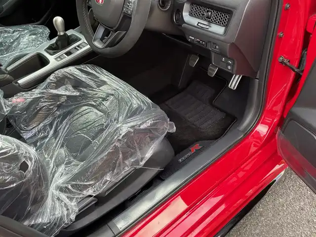 ホンダ シビック タイプR レーシングブラックPKG 神奈川県 2025(令7)年 0.1千km フレームレッド 純正メモリーナビ・地デジTV/バックモニター/ビルトインETC2.0/純正USB/BT再生/ワイヤレス充電/純正19インチAW/ブレンボブレーキ/LEDヘッドライト/ホンダセンシング/レーダークルーズコントロール/衝突軽減ブレーキ/LKA/BSM/コーナーセンサー/純正フロアマット/プッシュスタート/スマートキー×2/保証書・取説あり