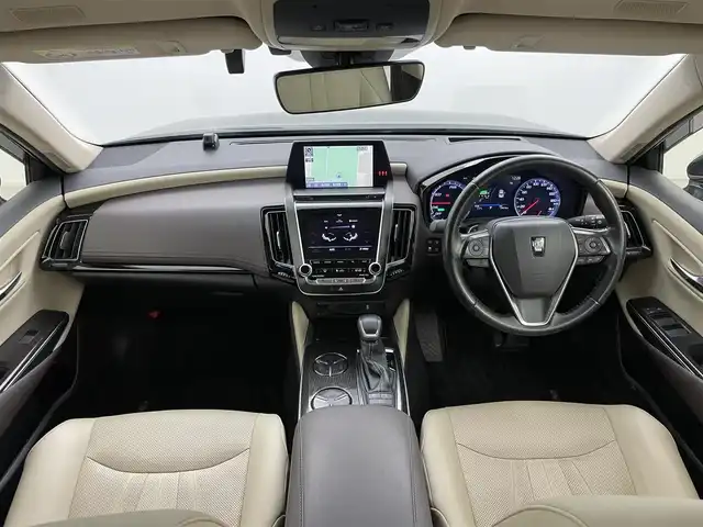 トヨタ クラウン ハイブリッド S Cパッケージ 岡山県 2018(平30)年 6万km プレシャスブラックパール 純正8インチナビ/・FM/AM/Bluetooth/フルセグ/CD/DVD/パノラマミックビューモニター/レザーシートパッケージ/・レザーシート/・ベンチレーション/・シートヒーター/ステアリングヒーター/トヨタセーフティーセンス/・プリクラッシュセーフティ/・レーンディパーチャーアラート/・レーダークルーズコントロール/・オートマチックハイビーム/ドライブレコーダー/ETC2.0/パドルシフト/BSM/純正アルミ/純正フロアマット