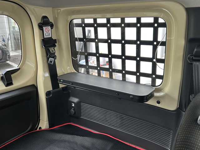 スズキ ジムニー シエラ JC 東京都 2024(令6)年 0.9万km シフォンアイボリーM ワンオーナー/４WD/モニター付DVD/CD/USBプレイヤー/【PVH-9300DVSZS】/ETC　Fドライブレコーダー/シートヒーター/クルーズコントロール/衝突軽減ブレーキ/レーンキープアシスト/LEDヘッドライト/スマートキー×２/ルーフキャリアー/リヤ/サイドラダー/サイドラックテーブル/セカンドサイドテーブル/EXEA/LEDシフトゲートパネル/ドアグリップポケットベース/スマホホルダータフネス/ドリンクホルダー/純正15インチアルミ