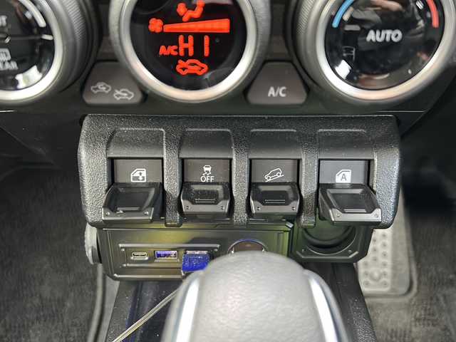 スズキ ジムニー シエラ JC 東京都 2024(令6)年 0.9万km シフォンアイボリーM ワンオーナー/４WD/モニター付DVD/CD/USBプレイヤー/【PVH-9300DVSZS】/ETC　Fドライブレコーダー/シートヒーター/クルーズコントロール/衝突軽減ブレーキ/レーンキープアシスト/LEDヘッドライト/スマートキー×２/ルーフキャリアー/リヤ/サイドラダー/サイドラックテーブル/セカンドサイドテーブル/EXEA/LEDシフトゲートパネル/ドアグリップポケットベース/スマホホルダータフネス/ドリンクホルダー/純正15インチアルミ