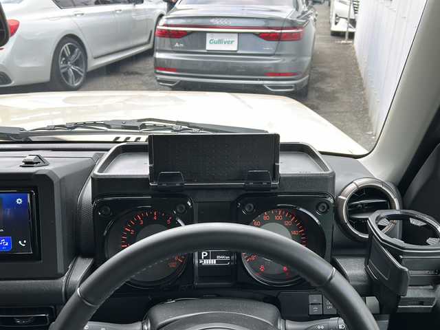 スズキ ジムニー シエラ JC 東京都 2024(令6)年 0.9万km シフォンアイボリーM ワンオーナー/４WD/モニター付DVD/CD/USBプレイヤー/【PVH-9300DVSZS】/ETC　Fドライブレコーダー/シートヒーター/クルーズコントロール/衝突軽減ブレーキ/レーンキープアシスト/LEDヘッドライト/スマートキー×２/ルーフキャリアー/リヤ/サイドラダー/サイドラックテーブル/セカンドサイドテーブル/EXEA/LEDシフトゲートパネル/ドアグリップポケットベース/スマホホルダータフネス/ドリンクホルダー/純正15インチアルミ