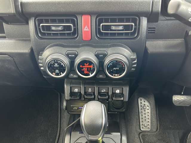 スズキ ジムニー シエラ JC 東京都 2024(令6)年 0.9万km シフォンアイボリーM ワンオーナー/４WD/モニター付DVD/CD/USBプレイヤー/【PVH-9300DVSZS】/ETC　Fドライブレコーダー/シートヒーター/クルーズコントロール/衝突軽減ブレーキ/レーンキープアシスト/LEDヘッドライト/スマートキー×２/ルーフキャリアー/リヤ/サイドラダー/サイドラックテーブル/セカンドサイドテーブル/EXEA/LEDシフトゲートパネル/ドアグリップポケットベース/スマホホルダータフネス/ドリンクホルダー/純正15インチアルミ