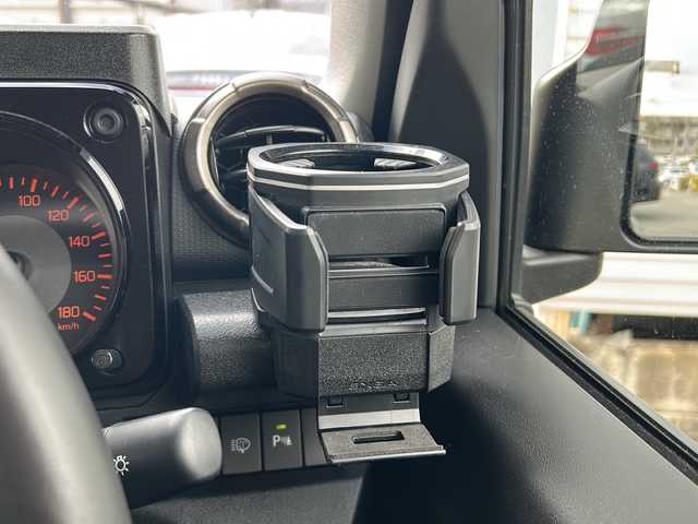 スズキ ジムニー シエラ JC 東京都 2024(令6)年 0.9万km シフォンアイボリーM ワンオーナー/４WD/モニター付DVD/CD/USBプレイヤー/【PVH-9300DVSZS】/ETC　Fドライブレコーダー/シートヒーター/クルーズコントロール/衝突軽減ブレーキ/レーンキープアシスト/LEDヘッドライト/スマートキー×２/ルーフキャリアー/リヤ/サイドラダー/サイドラックテーブル/セカンドサイドテーブル/EXEA/LEDシフトゲートパネル/ドアグリップポケットベース/スマホホルダータフネス/ドリンクホルダー/純正15インチアルミ