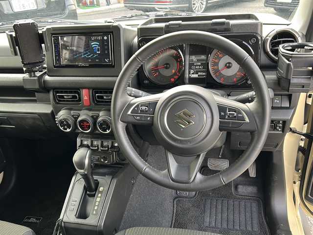 スズキ ジムニー シエラ JC 東京都 2024(令6)年 0.9万km シフォンアイボリーM ワンオーナー/４WD/モニター付DVD/CD/USBプレイヤー/【PVH-9300DVSZS】/ETC　Fドライブレコーダー/シートヒーター/クルーズコントロール/衝突軽減ブレーキ/レーンキープアシスト/LEDヘッドライト/スマートキー×２/ルーフキャリアー/リヤ/サイドラダー/サイドラックテーブル/セカンドサイドテーブル/EXEA/LEDシフトゲートパネル/ドアグリップポケットベース/スマホホルダータフネス/ドリンクホルダー/純正15インチアルミ