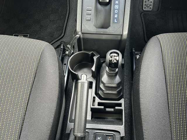 スズキ ジムニー シエラ JC 東京都 2024(令6)年 0.9万km シフォンアイボリーM ワンオーナー/４WD/モニター付DVD/CD/USBプレイヤー/【PVH-9300DVSZS】/ETC　Fドライブレコーダー/シートヒーター/クルーズコントロール/衝突軽減ブレーキ/レーンキープアシスト/LEDヘッドライト/スマートキー×２/ルーフキャリアー/リヤ/サイドラダー/サイドラックテーブル/セカンドサイドテーブル/EXEA/LEDシフトゲートパネル/ドアグリップポケットベース/スマホホルダータフネス/ドリンクホルダー/純正15インチアルミ