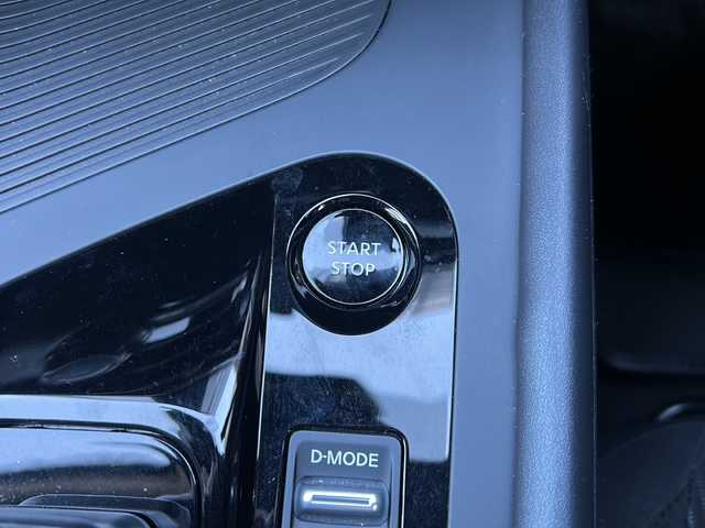 日産 ノート X 兵庫県 2024(令6)年 0.5万km ピュアホワイトパール ワンオーナー/純正メーカーSDナビ/　Bluetooth/HDMI/AM/FM/フルセグテレビ（走行中視聴可能）/アラウンドビューモニター/純正ドライブレコーダー/純正ビルトインETC/プロパイロット/デジタルインナーミラー/ブラインドスポットモニター/アダプティブクルーズコントロール/アンチロック・ブレーキ・システム/レーンキープアシスト/前後コーナーセンサー/横滑り防止装置/盗難防止装置/LEDヘッドライト/オートマチックハイビーム/純正フロアマット/エアバッグ（W+サイド）/スペアキー×1/保証書/取扱説明書/記録簿