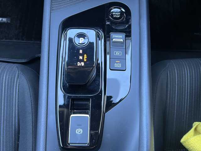 日産 ノート X 兵庫県 2024(令6)年 0.5万km ピュアホワイトパール ワンオーナー/純正メーカーSDナビ/　Bluetooth/HDMI/AM/FM/フルセグテレビ（走行中視聴可能）/アラウンドビューモニター/純正ドライブレコーダー/純正ビルトインETC/プロパイロット/デジタルインナーミラー/ブラインドスポットモニター/アダプティブクルーズコントロール/アンチロック・ブレーキ・システム/レーンキープアシスト/前後コーナーセンサー/横滑り防止装置/盗難防止装置/LEDヘッドライト/オートマチックハイビーム/純正フロアマット/エアバッグ（W+サイド）/スペアキー×1/保証書/取扱説明書/記録簿