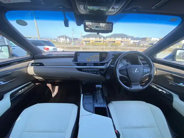 レクサス ＥＳ 300h バージョンL 福岡県 2019(平31)年 4.3万km マーキュリーグレーマイカ ・サンルーフ/・レーダークルーズコントロール/・純正ＨＤＤナビ／ＵＳＢ／Ｂｌｕｅｔｏｏｔｈ／ＣＤ／ＤＶＤ/・全方位カメラ/・白革シート／シートヒーター/・ドライブレコーダー/・フルセグ/・ＥＴＣ/・純正１８ＡＷ/・プッシュスタート/・パーキングアシスト/・スマートキー/・パワーシート/・レーンキープアシスト/・オートライト/・LEDライト