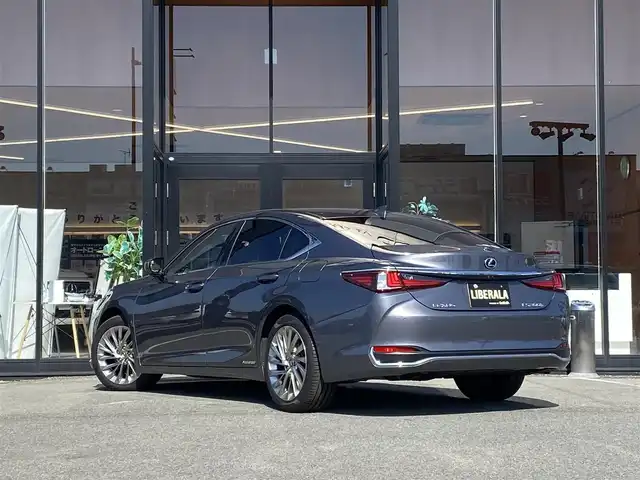 レクサス ＥＳ 300h バージョンL 福岡県 2019(平31)年 4.3万km マーキュリーグレーマイカ ・サンルーフ/・レーダークルーズコントロール/・純正ＨＤＤナビ／ＵＳＢ／Ｂｌｕｅｔｏｏｔｈ／ＣＤ／ＤＶＤ/・全方位カメラ/・白革シート／シートヒーター/・ドライブレコーダー/・フルセグ/・ＥＴＣ/・純正１８ＡＷ/・プッシュスタート/・パーキングアシスト/・スマートキー/・パワーシート/・レーンキープアシスト/・オートライト/・LEDライト