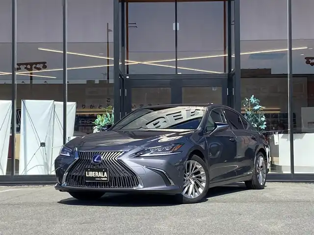 レクサス ＥＳ 300h バージョンL 福岡県 2019(平31)年 4.3万km マーキュリーグレーマイカ ・サンルーフ/・レーダークルーズコントロール/・純正ＨＤＤナビ／ＵＳＢ／Ｂｌｕｅｔｏｏｔｈ／ＣＤ／ＤＶＤ/・全方位カメラ/・白革シート／シートヒーター/・ドライブレコーダー/・フルセグ/・ＥＴＣ/・純正１８ＡＷ/・プッシュスタート/・パーキングアシスト/・スマートキー/・パワーシート/・レーンキープアシスト/・オートライト/・LEDライト