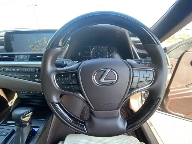 レクサス ＥＳ 300h バージョンL 福岡県 2019(平31)年 4.3万km マーキュリーグレーマイカ ・サンルーフ/・レーダークルーズコントロール/・純正ＨＤＤナビ／ＵＳＢ／Ｂｌｕｅｔｏｏｔｈ／ＣＤ／ＤＶＤ/・全方位カメラ/・白革シート／シートヒーター/・ドライブレコーダー/・フルセグ/・ＥＴＣ/・純正１８ＡＷ/・プッシュスタート/・パーキングアシスト/・スマートキー/・パワーシート/・レーンキープアシスト/・オートライト/・LEDライト