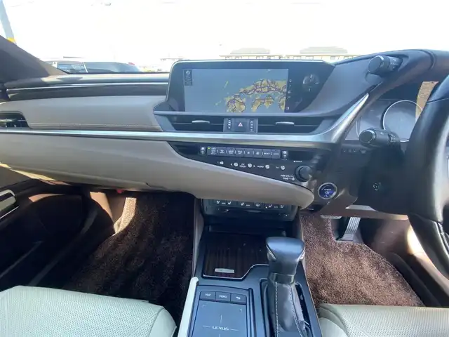 レクサス ＥＳ 300h バージョンL 福岡県 2019(平31)年 4.3万km マーキュリーグレーマイカ ・サンルーフ/・レーダークルーズコントロール/・純正ＨＤＤナビ／ＵＳＢ／Ｂｌｕｅｔｏｏｔｈ／ＣＤ／ＤＶＤ/・全方位カメラ/・白革シート／シートヒーター/・ドライブレコーダー/・フルセグ/・ＥＴＣ/・純正１８ＡＷ/・プッシュスタート/・パーキングアシスト/・スマートキー/・パワーシート/・レーンキープアシスト/・オートライト/・LEDライト