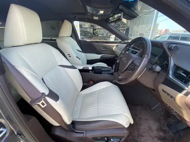 レクサス ＥＳ 300h バージョンL 福岡県 2019(平31)年 4.3万km マーキュリーグレーマイカ ・サンルーフ/・レーダークルーズコントロール/・純正ＨＤＤナビ／ＵＳＢ／Ｂｌｕｅｔｏｏｔｈ／ＣＤ／ＤＶＤ/・全方位カメラ/・白革シート／シートヒーター/・ドライブレコーダー/・フルセグ/・ＥＴＣ/・純正１８ＡＷ/・プッシュスタート/・パーキングアシスト/・スマートキー/・パワーシート/・レーンキープアシスト/・オートライト/・LEDライト