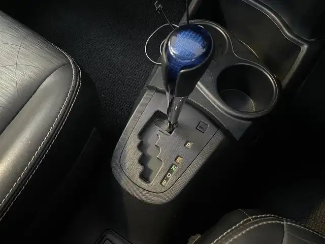 トヨタ アクア G ブラックソフトレザーセレ 福島県 2013(平25)年 12.7万km ブラックマイカ ワンオーナー/レザーシート/社外ポータブルナビ/・ワンセグTV/純正オーディオ/・AUX/革巻きステアリング/ステアリングリモコン/スマートキー/プッシュスタート/フロアマット/オートライト/ライトレベライザー/社外15インチアルミホイール/保証書/取扱説明書
