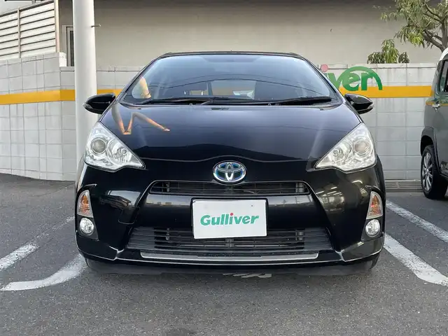 トヨタ アクア G ブラックソフトレザーセレ 福島県 2013(平25)年 12.7万km ブラックマイカ ワンオーナー/レザーシート/社外ポータブルナビ/・ワンセグTV/純正オーディオ/・AUX/革巻きステアリング/ステアリングリモコン/スマートキー/プッシュスタート/フロアマット/オートライト/ライトレベライザー/社外15インチアルミホイール/保証書/取扱説明書