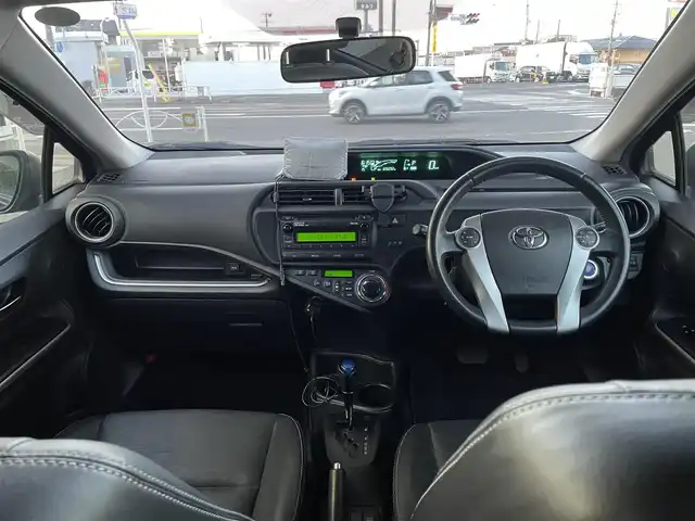 トヨタ アクア G ブラックソフトレザーセレ 福島県 2013(平25)年 12.7万km ブラックマイカ ワンオーナー/レザーシート/社外ポータブルナビ/・ワンセグTV/純正オーディオ/・AUX/革巻きステアリング/ステアリングリモコン/スマートキー/プッシュスタート/フロアマット/オートライト/ライトレベライザー/社外15インチアルミホイール/保証書/取扱説明書